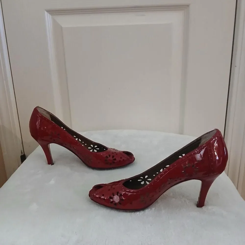 Y2K Vintage VANELi Red Patent Floral Laser Cut Peep Toe Heels 7 Rockabilly PinUp